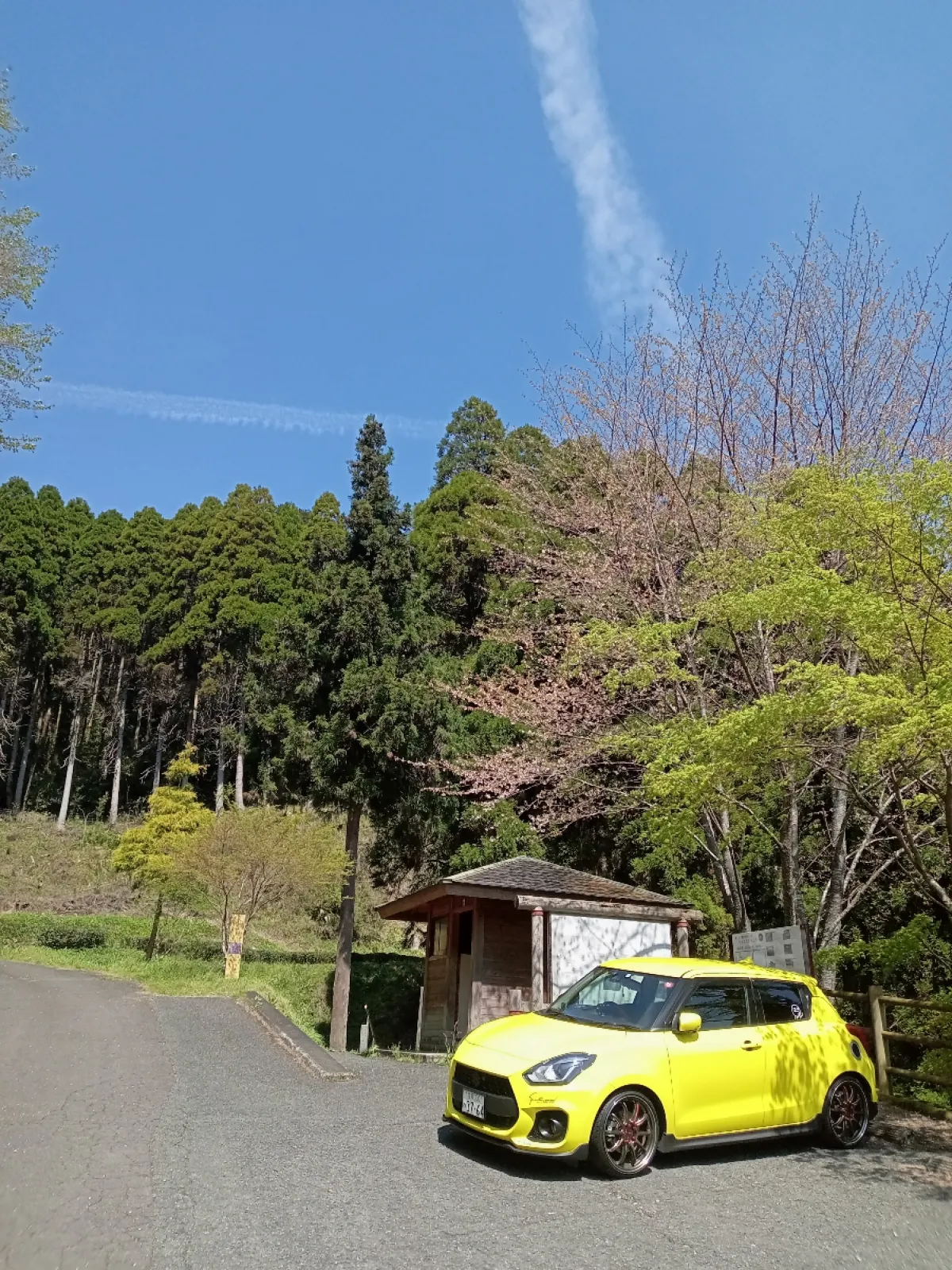 先日足回りの１年点検から無事帰って来ました😆
実はショップの店長さんに点検ついでにお願いして前後1cmローダウン、ローテーション、再アライメント完璧にやってもらいました。店長さん、スタッフの皆さんに感謝です🙇