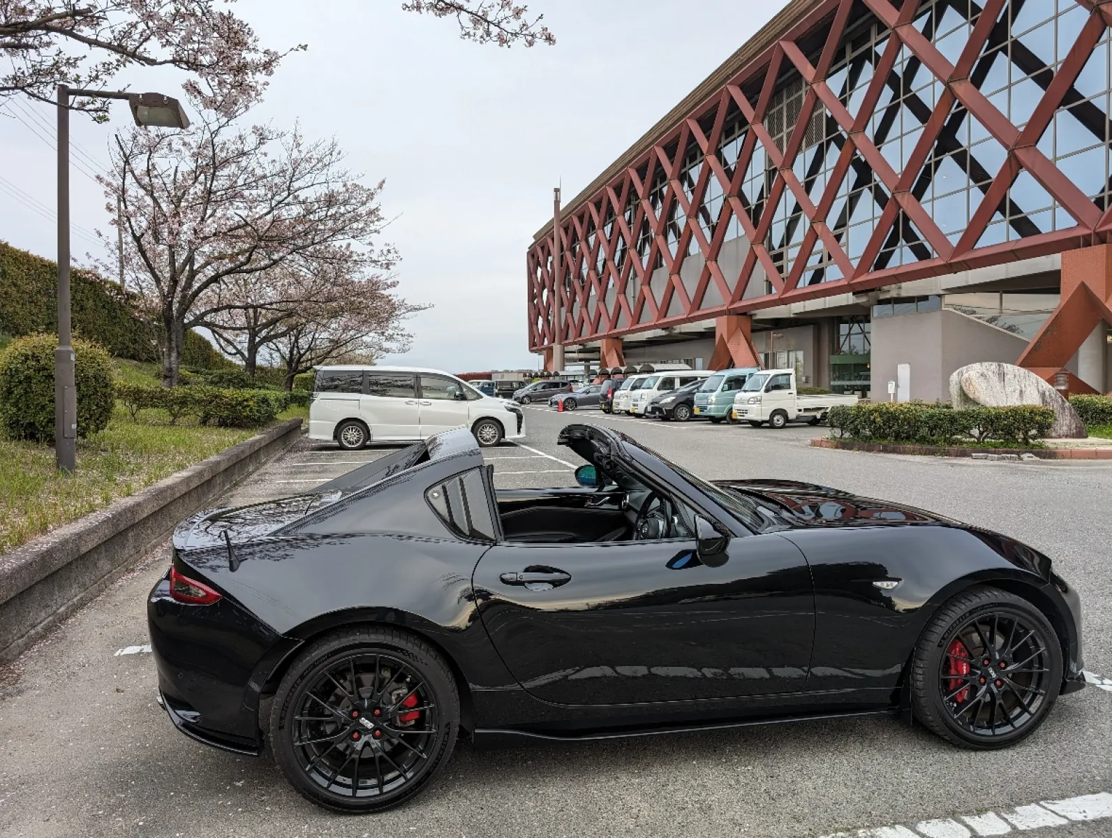 　☆　隣街の体育館です、何か格好イイので写真撮りました。