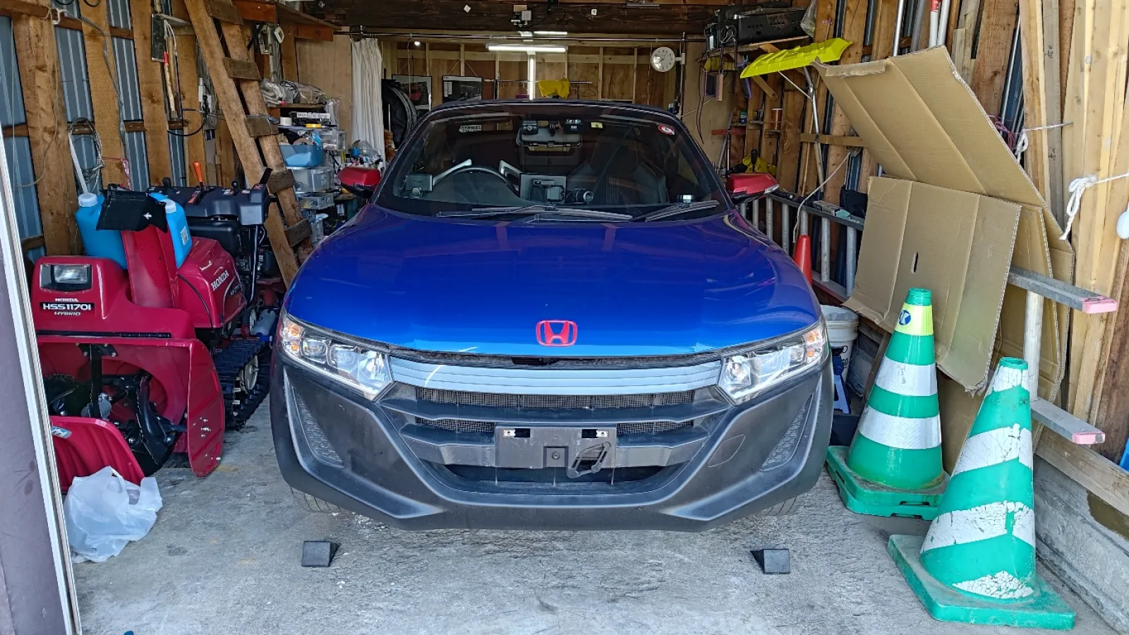車検前にタイヤ交換とミラーを純正戻ししましたよってお話です
何度ここに上げたかわからないウマかけ後の光景、かといってこの光景が無いと作業日記にならないやんけって