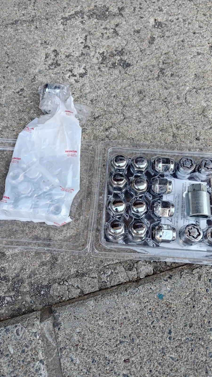 ナットはディーラーにて新品を調達しました
新品の靴下を履いた気持ち