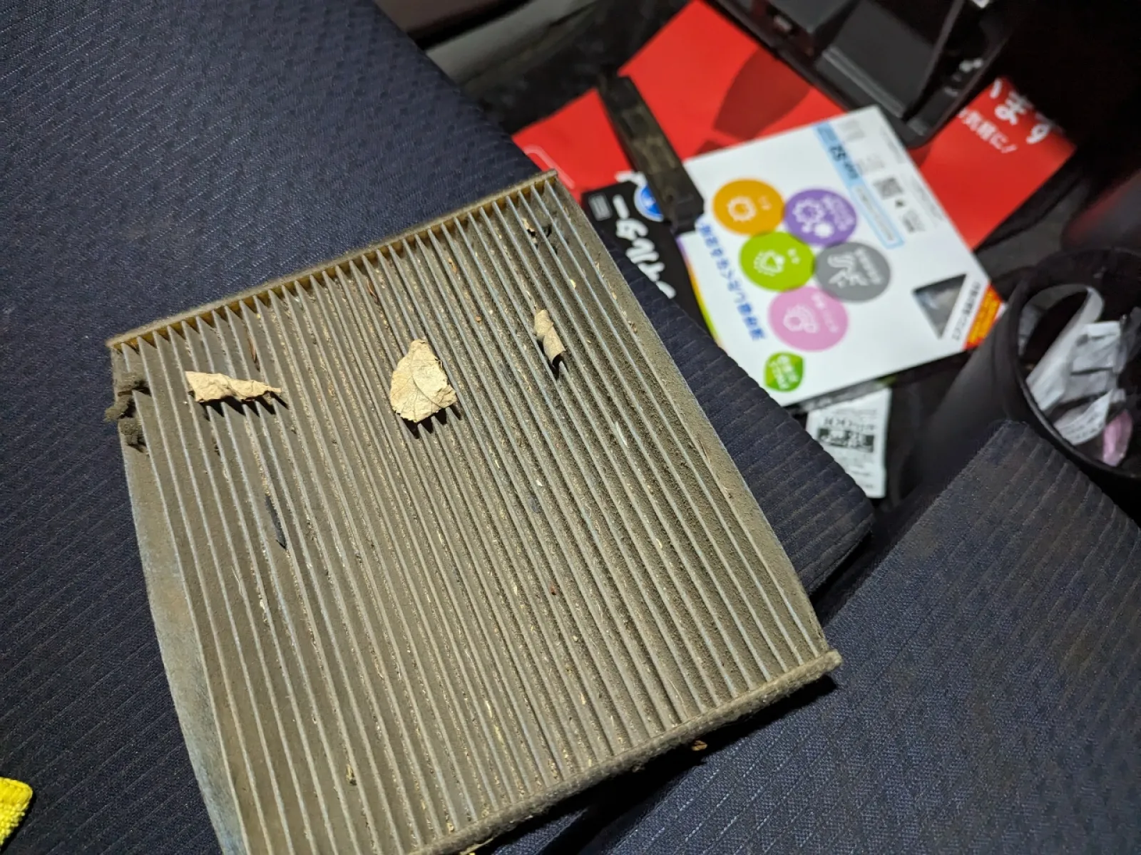 社長に確認したら、
今回の納車整備で交換した消耗品類は
エンジンオイルとバッテリーだけ。
(オイルフィルターは流石にしてるよね？)
空調フィルターは確認しないまま
購入しましたが、案の定でした。
(木の葉も入っていたのです！)

あと、タイヤは古いスタッドレスなのは
把握済でしたが、なかなかのひび具合。
アルミホイールも縁石にこすったのか
少し削れていたし、先に交換の
予定を組んでいて正解でした。

ちなみにナンバーの４桁は青い電車
→京急ブルースカイトレイン2100形、
2133編成の番号をお借りしました。
勝手にね(笑)

そんな訳で、とりあえず
遅くなったのでさっさと寝ます。
13年選手、なかなかのキズ具合ですよ。