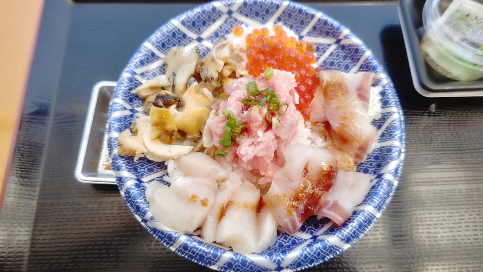 海鮮丼に🎵

お店の人が、今日はスズキが豊漁だったと言ってました🐟️