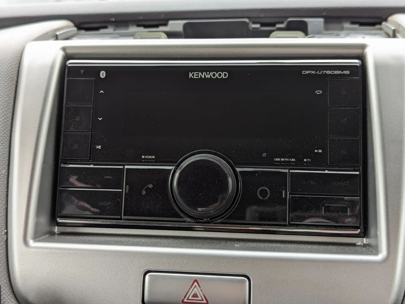 カーステは使う音源が
ラジオかスマホのサブスクなので
KENWOODのU760BMSに換装。
付属マイクが欠品だったので
Amazonからノーブランド品を
1000円で調達。説明書はネットから。
(アップガレージ西浦和)