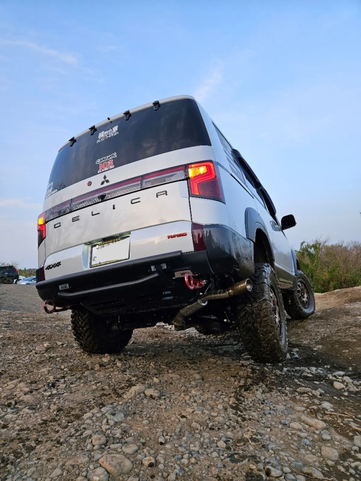 デリカはタイヤが浮いても、電子制御で反対側の車輪が駆動するので走破性は高いです🎵