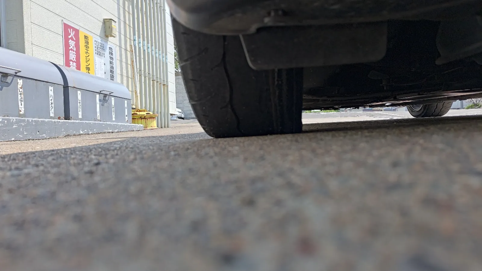 反対側もヤバい、ワイヤー出てるし変なキャンパー付いてるぅ……
理由は多分、車高調が馴染みすぎて下がり過ぎでナチュラルキャンパー付き過ぎて内側ヤバくなったんだと思います
取り敢えず入ってる保険会社のロードサービス使って稚内のオートバックスまで搬送車にてとんぼ返り
JAFと悩んだんですけど、180キロまでの搬送費用と目的地までのタクシー代3万の補償が決め手でした
ちなみにかかったタクシー代は28000円、なんとか間に合いましたね