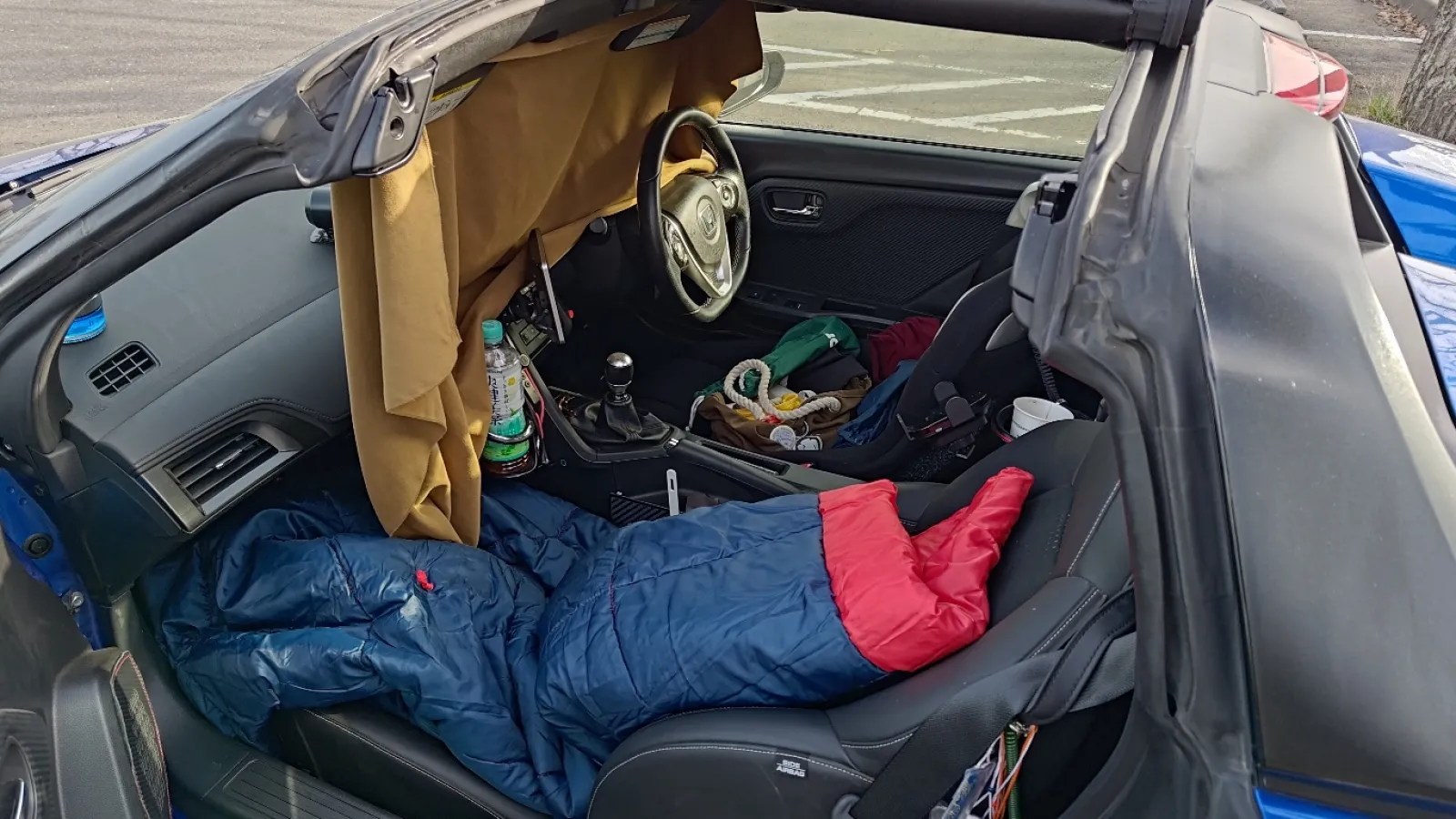 しばらく封印される車中泊モード
ライトが眩しかったのでお風呂用のバスタオルにてカーテンを