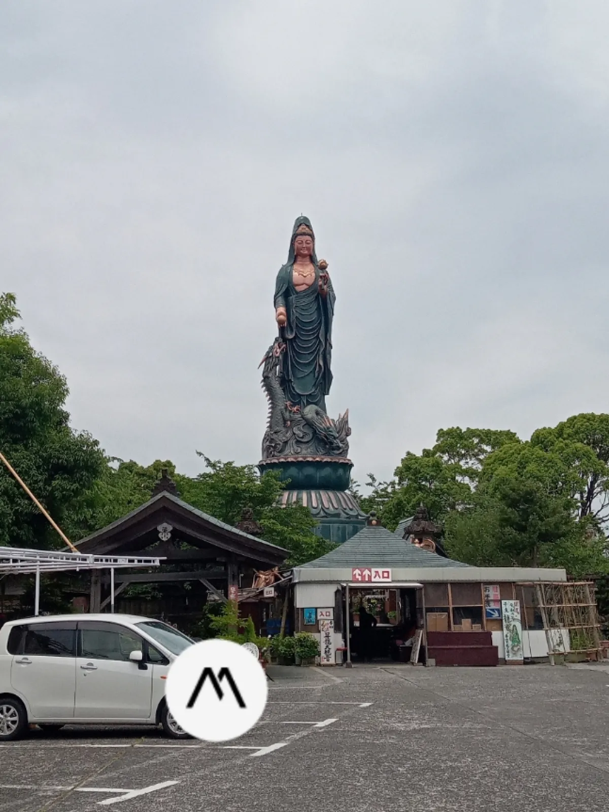 無事到着です✌️
香山(こうやま)昇龍大観音です😁

なんかカッコイイですねー😁
観音様の台座には二体の龍がありました。