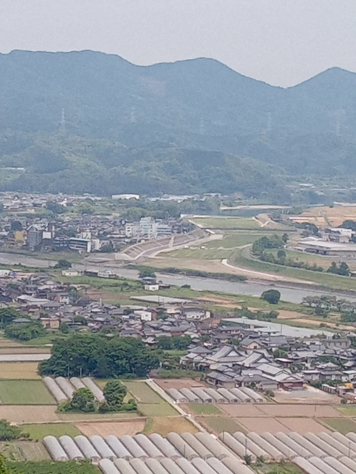 お堂の敷地は綺麗されていて、お庭には筑後平野を見渡せる展望デッキがありました。