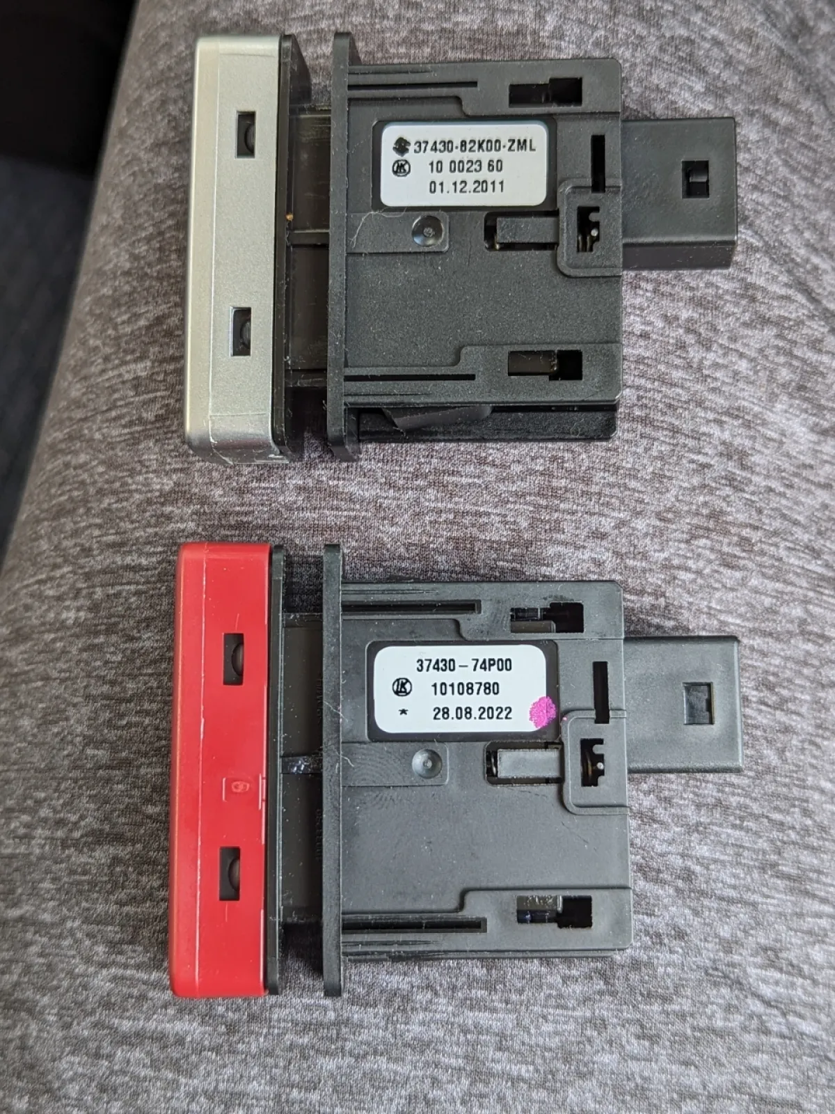オーディオパネルを外し
前回(専用オーディオからの入れ替え)と
同じように銀色のスイッチを外します。
逆の手順で赤いスイッチを取り付け
元に戻します。