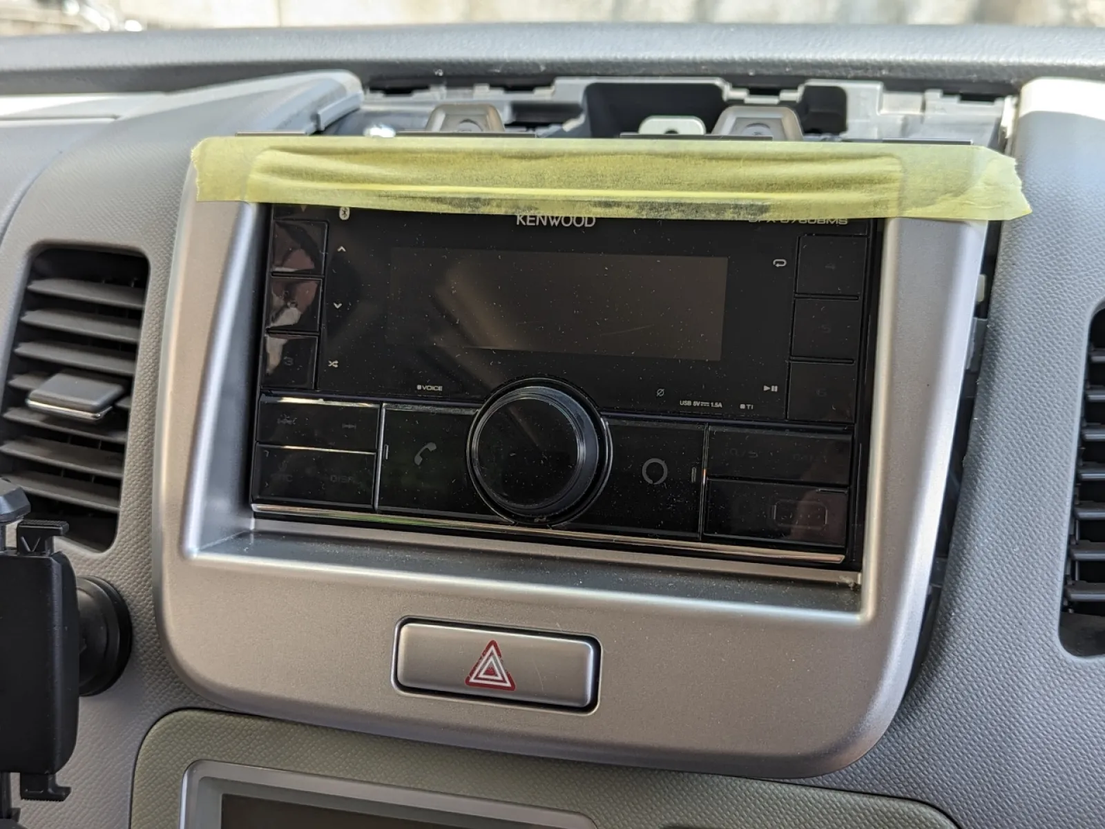 前々から気になってたこと。

ハザードスイッチが目立たない、
しかも赤色がかすれてる。

同じ部品を買うのは勿体ないし
どうしたものかなぁ…と
ヤフオクを眺めつつ考えてたら

あれ、これって色違い？