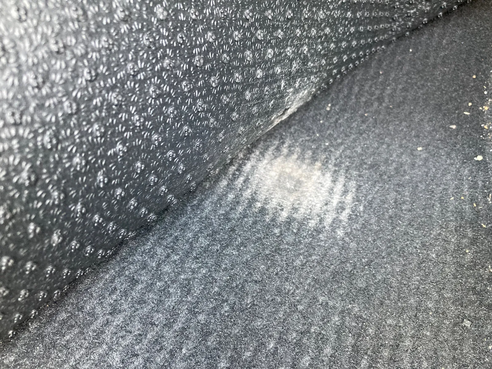 新車から19年の使用で、フロアカーペットに
穴があいています。下のカーペットも同じ。
貫通状態です。

アクセル操作の足のかかとの動きで、次第に擦れてしまいました。