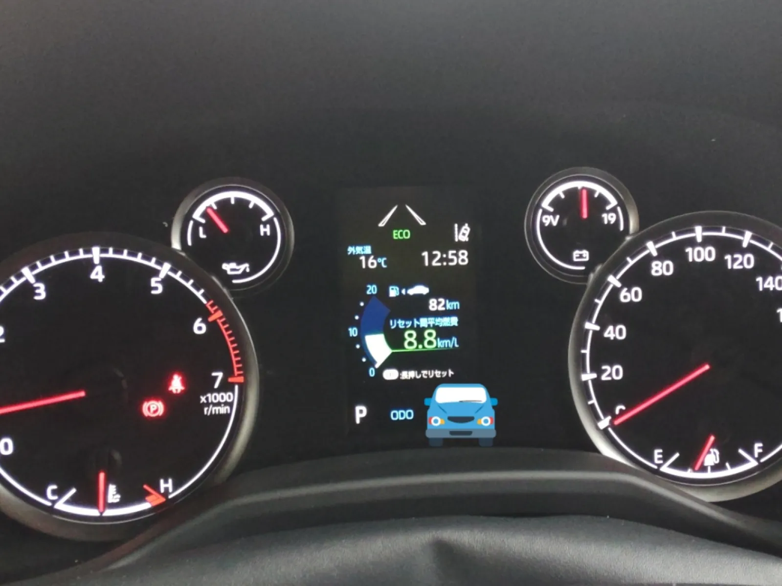 ランクル300AXの燃費について。
郊外のみなら最大で8.8km/l。
ハイオクだし良くはない。
しかし。
2.4トンの巨体に人と荷物を積み込み、上出来ではないか。
雪道純正サイズ265/65R18ダンロップスタッドレス、渋滞含むと5km台。
普通街中は7km台。
夏タイヤに換えても、1kmも良くはならない。0.1-0.2kmとか。
エコモードもノーマルモードもスポーツモードもあまり変わらない。エコモードは回転上がらずすぐシフトアップ。スポーツモードは回転高めで走るので少しエンジン音、振動あがるので、ノーマルモードが一番と思う。
150プラドガソリンより約1km悪い感じ。ハイオクだしイヤだけど、プラドより大きいし、荷室は余裕。仕方ないなと思う。