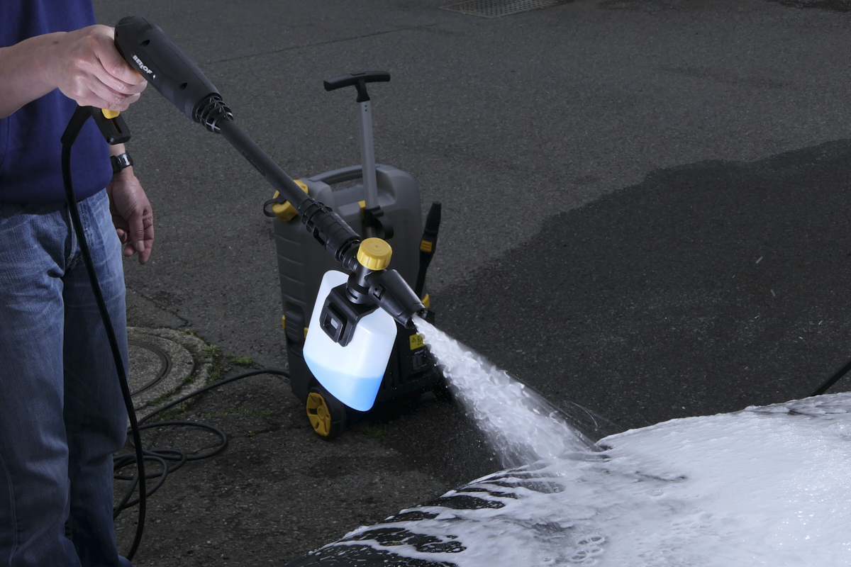 ノラ タンク&バッテリー搭載で、水道も電気もない場所で洗車ができる