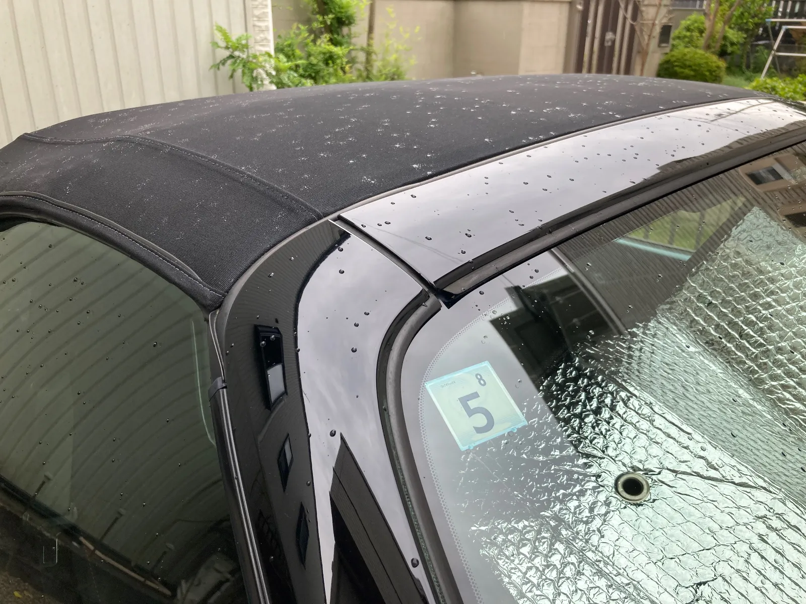 NDの車検完了。

二台共、車検更新完了。

車検シールの位置が法改正でフロントガラスの
右上になったので視界に入って気になります。

最近のセンシング技術のセンサー、カメラが
中央にくるので、避けた位置で残ったところが右上しかなかった結果らしい。
左上は年次点検シールがある。

NDが特に視界に入り気になってしまいます。
フロントガラスが近いから余計です。
NBはまだ離れているので、酷くはないですが、
視界が狭くなるのはねー。と。

今回の車検の修理箇所は、おすすめのNBの
プラグ交換。一年前くらいに、自分が変えたはずなのですが、焼け方がどうなんだか聞かず、
かかりがもたつくことがあるので、変えることにしました。

後は特になし。車検前にNBもNDも半年点検で修理しているので大丈夫でした。