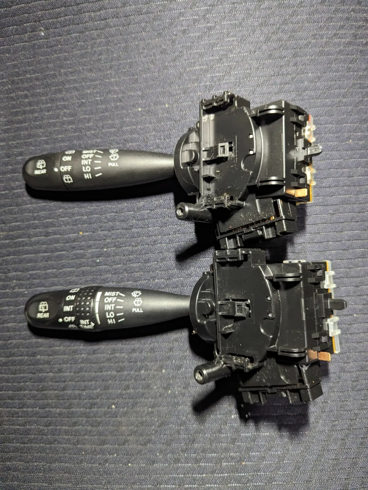 勢いがつきましたw。
今夜はこれをやりました。

ワイパースイッチの交換。