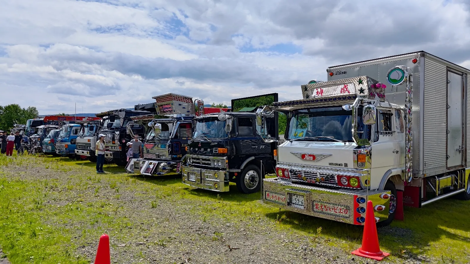 この手のイベントとしては珍しく大きな車も結構きてました
新車入れ替えの波を乗り越えた過走行の大御所たちです、迫力が違う……！