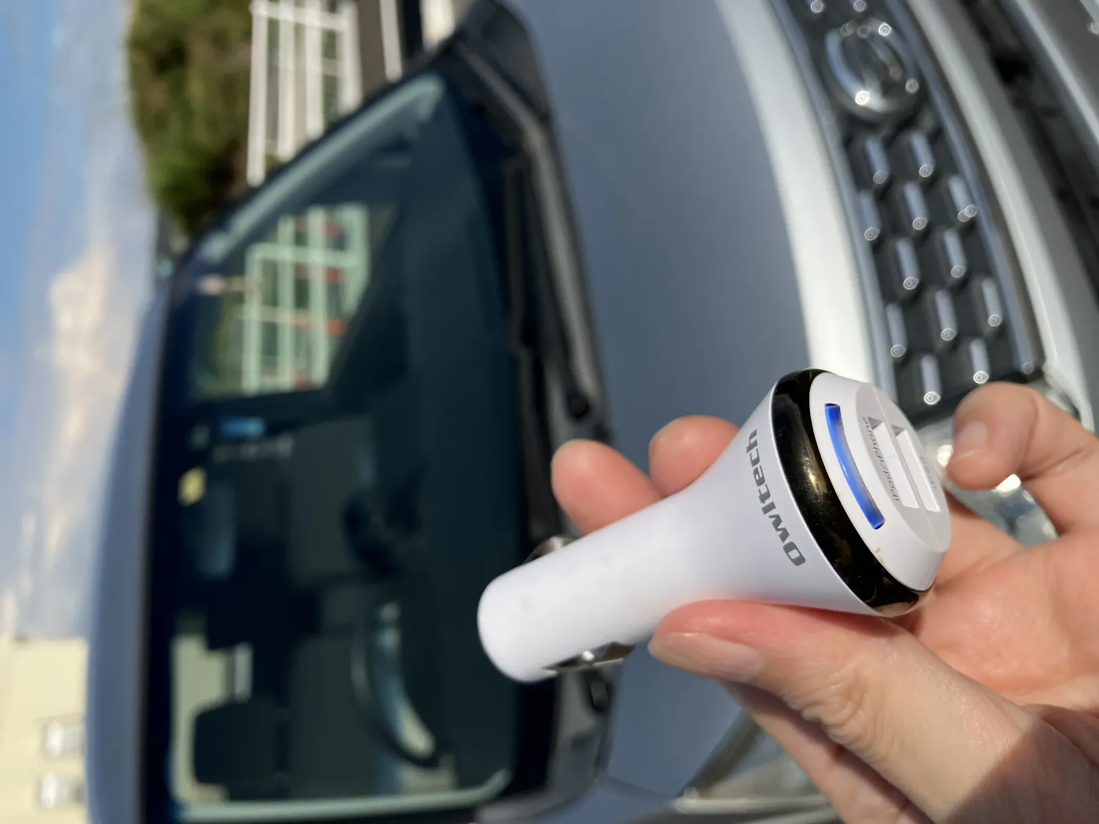 オウルテックのカーチャージャーは、多くのユーザーから高評価を得ており、Quick Charge 3.0対応製品では、最大5.4Aの急速充電が可能。Smart ICを搭載しており、デバイスに最適な電力を供給するため、効率的かつ安全に充電できる。夜間でも眩しすぎないLEDインジケーターが便利。デザインもシンプルで、使いやすさが際立っており、価格も手ごろで、コストパフォーマンスの高さが魅力。遠くへのドライブ時の心強い味方となる。