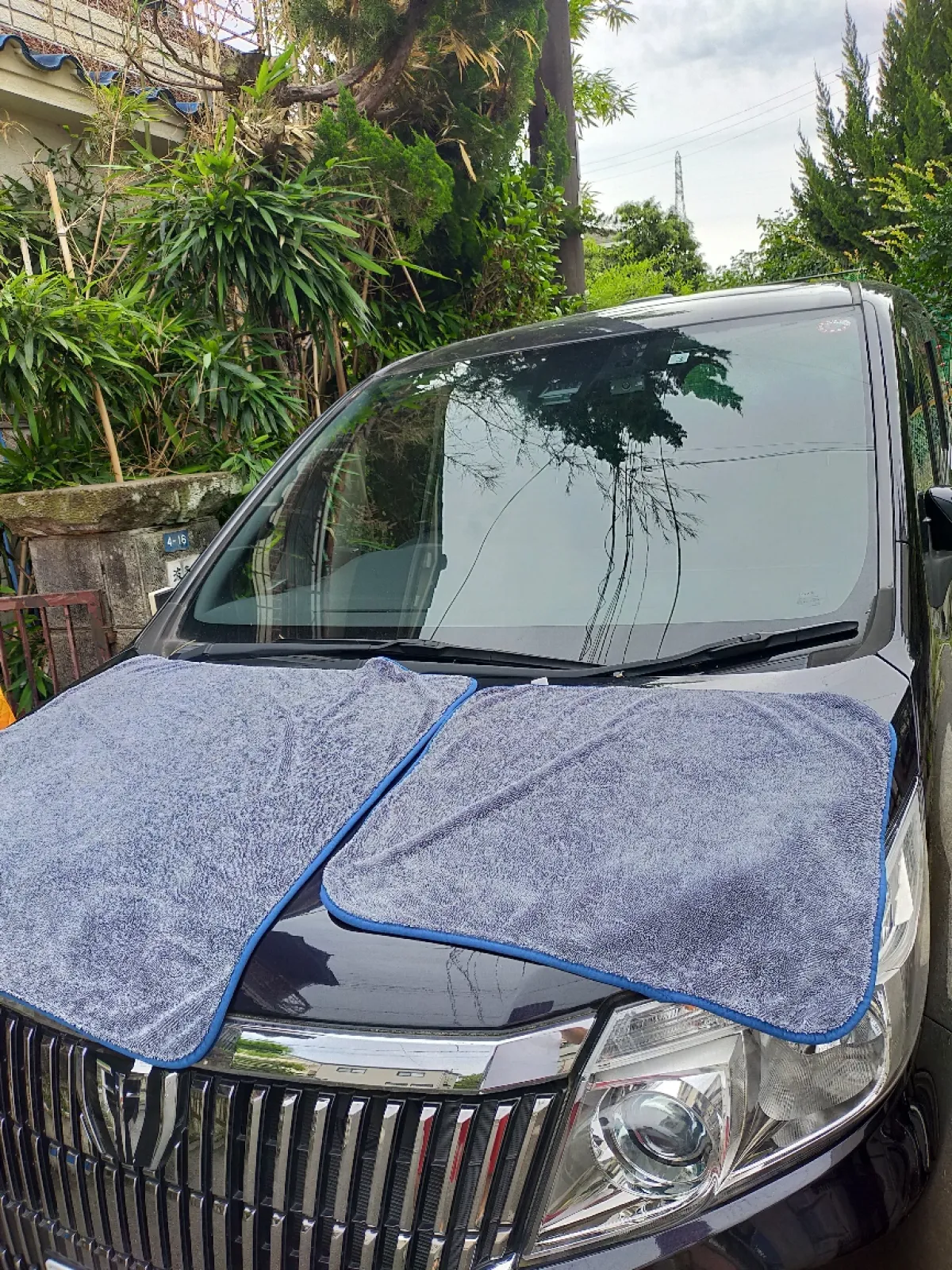 ミニバンに乗っているので洗車した後の水拭き作業に結構手間がかかっていたのですが、たまたまカー用品店で見つけた超吸水拭き上げ専用ドライヤークロスにであって試してみると、説明書通り大判のマイクロファイバータオルを車体に拡げてサーッと引くだけであっという間に水滴が吸水され、拭き取る労力がほとんどなくなりました♪特に天井部分は手がとどかず悪戦苦闘していたのですが、嘘のように簡単に拭き取れ最高です〜♪♪♪