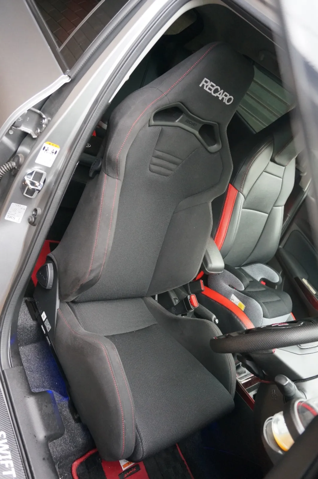 レカロ　SR-S ASMはオートバックス専売。赤いステッチがスイフトに合ってます。
スーパーオートバックス246 江田で購入。
長時間運転も楽です。
ヒーターありのタイプ。純正シートもヒーターがあり、そのスイッチをそのまま
使えます。
着座位置、若干下がります。ホールド性はアップ。
純正オプションのコンソールボックスは併用できてます。