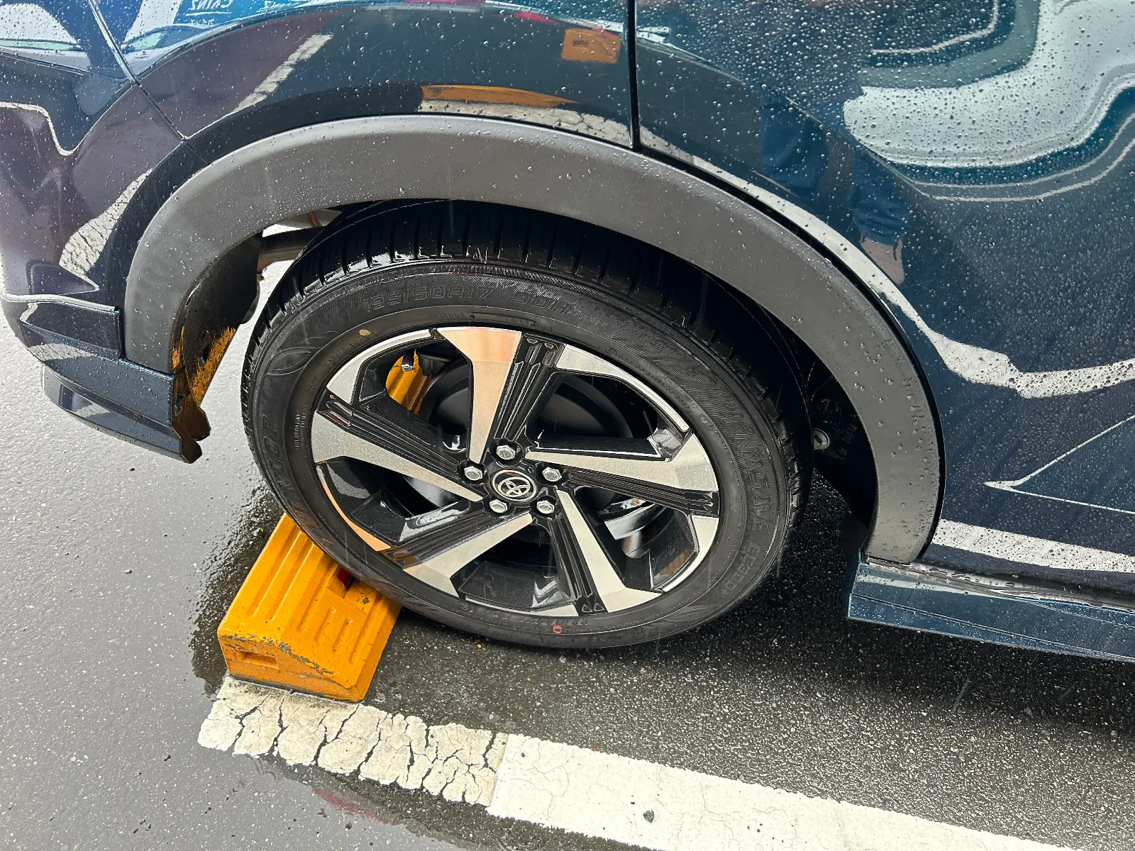 タイヤのしわが目立ってきました。
おそらく次の点検の時は、タイヤ交換オススメですと言われるような気がします。

皆様は、お気に入りタイヤメーカーはありますか？