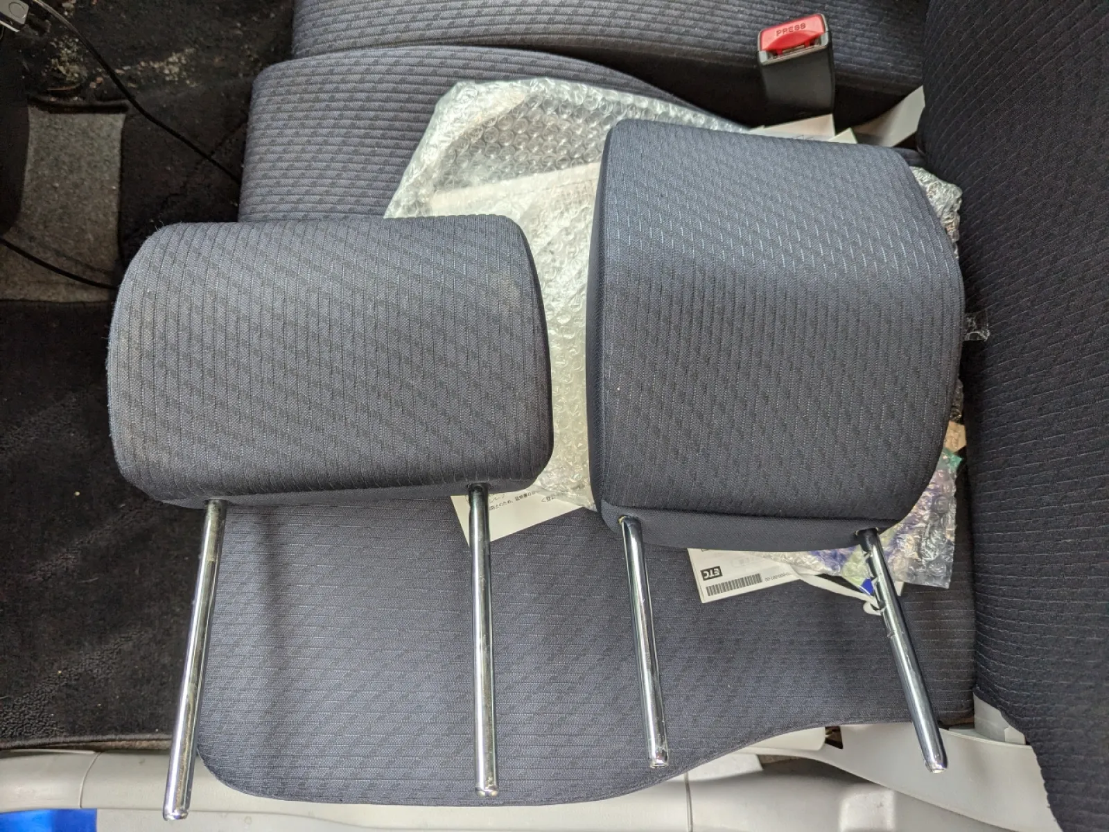 幸いにもヤフオクで
安く入手できました。
比べてみると…
今回はイケそう！

実はこれが三度目。
ソリオバンディッドでNG、
スペーシアカスタムでもNG。
共に新しめの車両でしたが
前席用のポスト(棒)が
太くなっていて取り付け不可。
敢えなくアプガ行きとなりました。