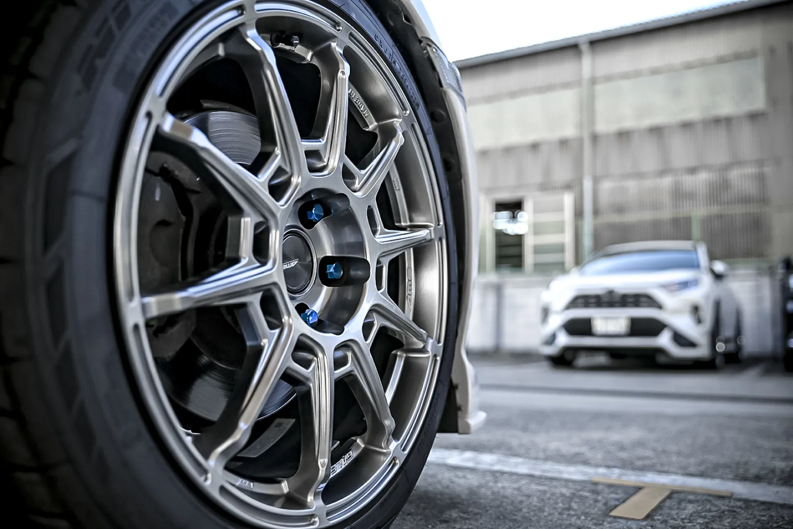 シンプルなデザインながら、スポーツ、ミニバン、SUV、コンパクトまで幅広いお車への装着が考慮され、またテーマ通りスポーツ要素とドレスアップ要素を見事に合わせた究極のモデルです👊👓