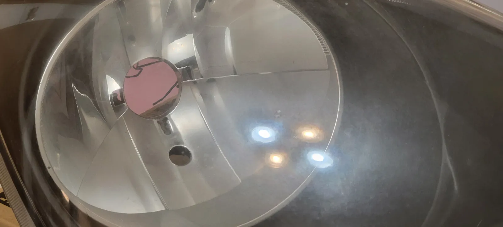 レンズ外側はよく磨いていたのですが黄ばみが残るのでもう無理かと思ってましたが、カラ割りせずリフレクターだけ磨いてみるとレンズはかなり復活しました。