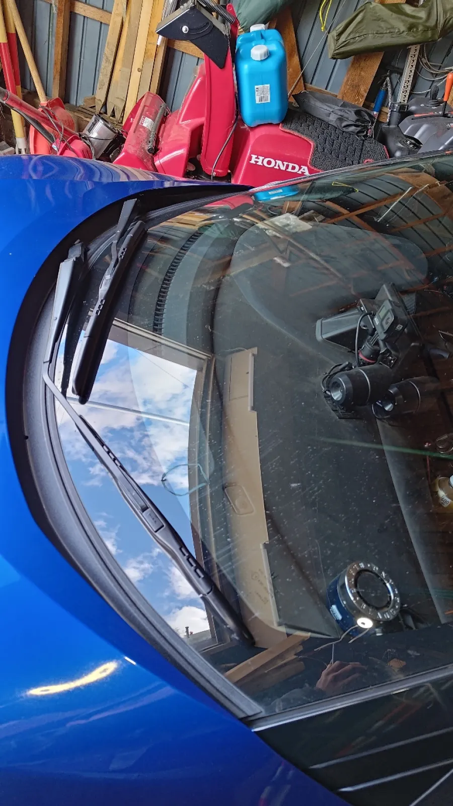 PIAAさんのエアロヴォーグ、カッコイイなぁと前の前の車検からワイパー系イジってなかったので思い切ってブレードごと購入
ただ、適合表にはアダプターを付けないとダメって指示が……
店舗にはアダプターが無かったのでアマゾンにてポチッと
けどいざそのまま付けてみると一見問題ないように見えますね？？