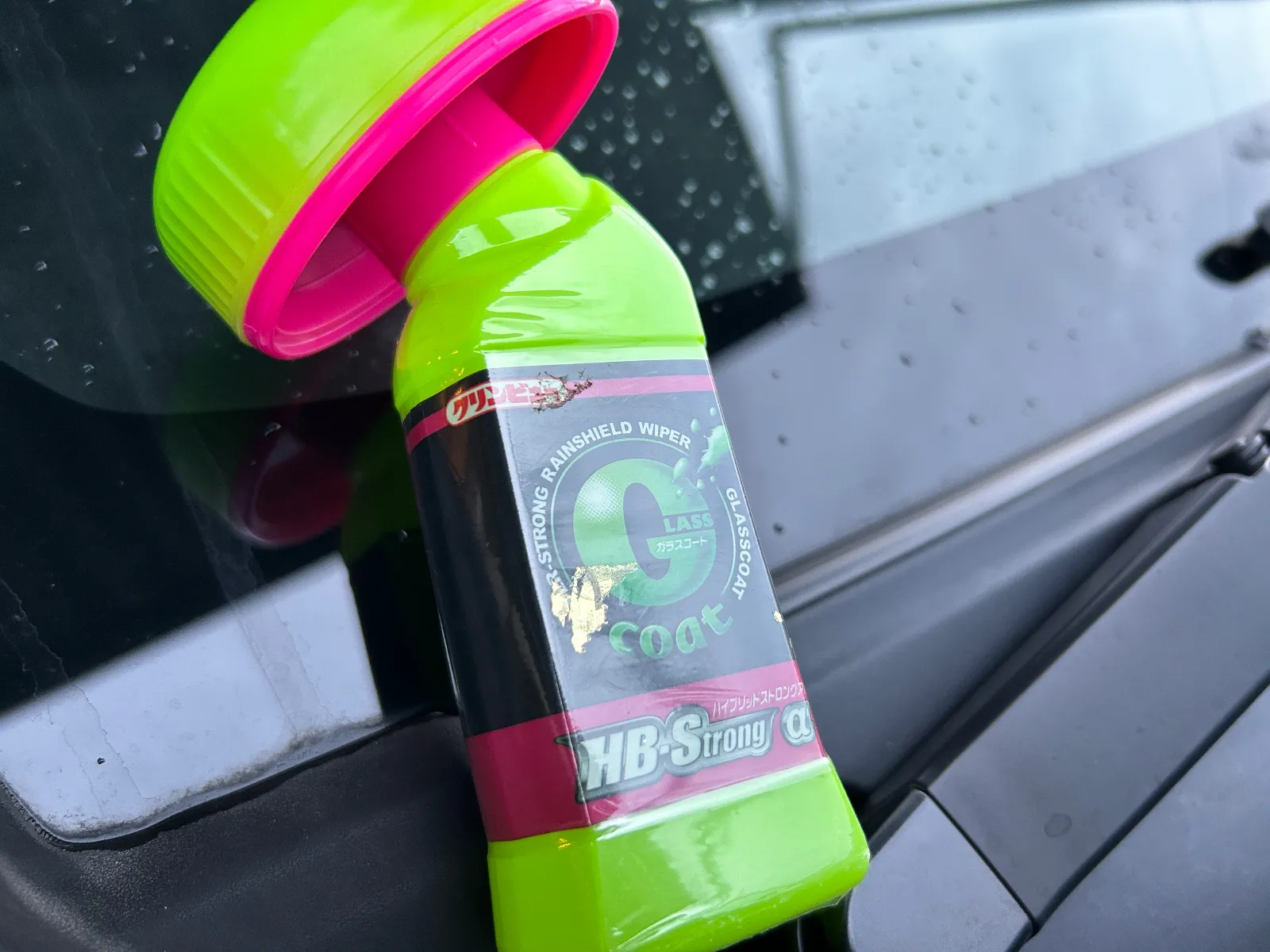 クリンビューのガラスコートです。梅雨時期に入り、豪雨でワイパーが追いつかないことも。
そんなときに自宅で簡単に撥水コートがかけられたら…とこちらを購入しました。
ガラスコートを塗って、乾かし、乾いた布で拭くだけなので簡単＆時短！
効果はすごく出ていて、雨が降るたびに水滴がすーっと外に動いていくので、ストレスフリーです。