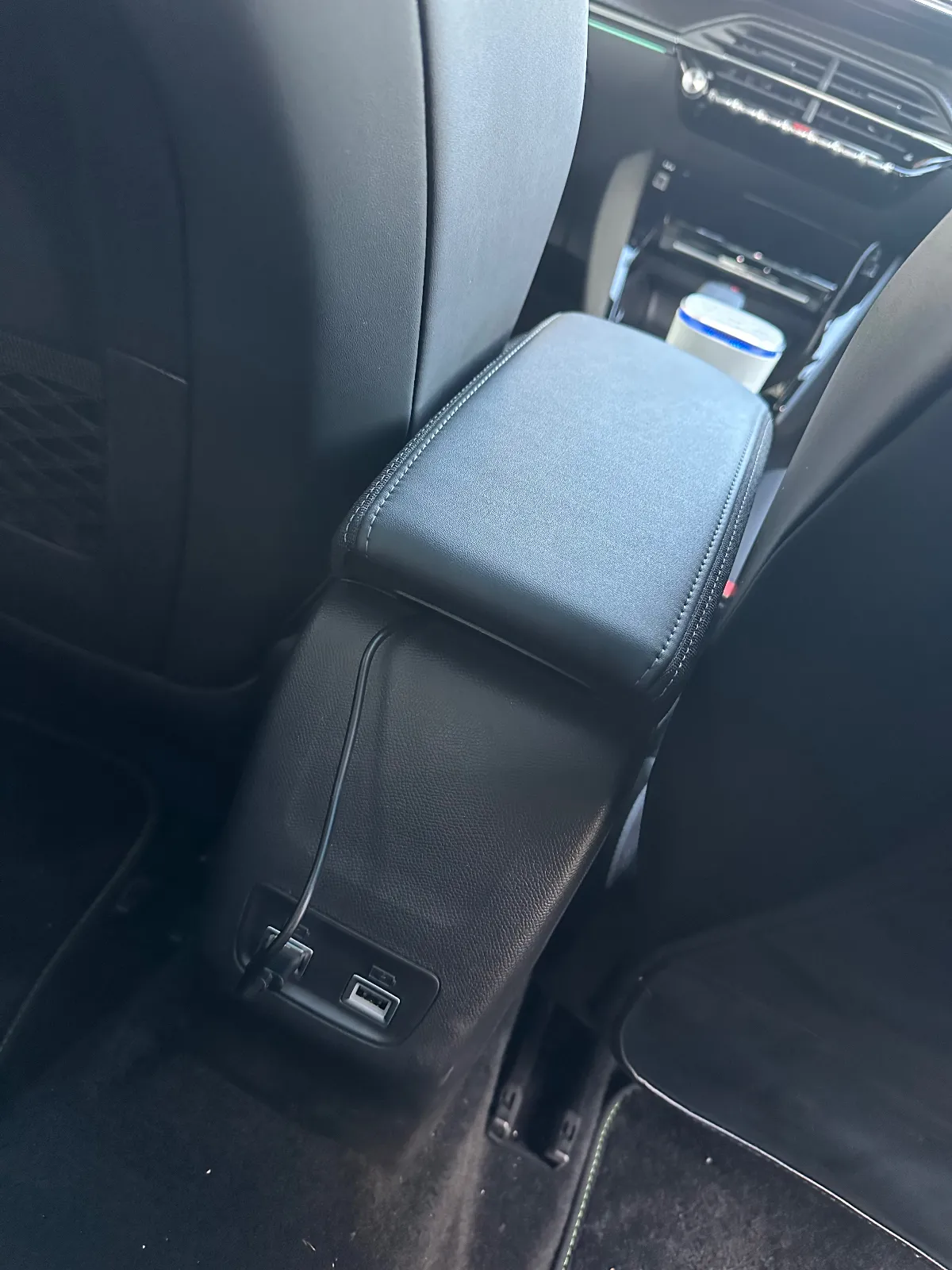 数日使ってみましたが、鼻につくようなオゾンの臭いは感じず、車内の嫌な臭いだけを緩和させてくれているような気がします。