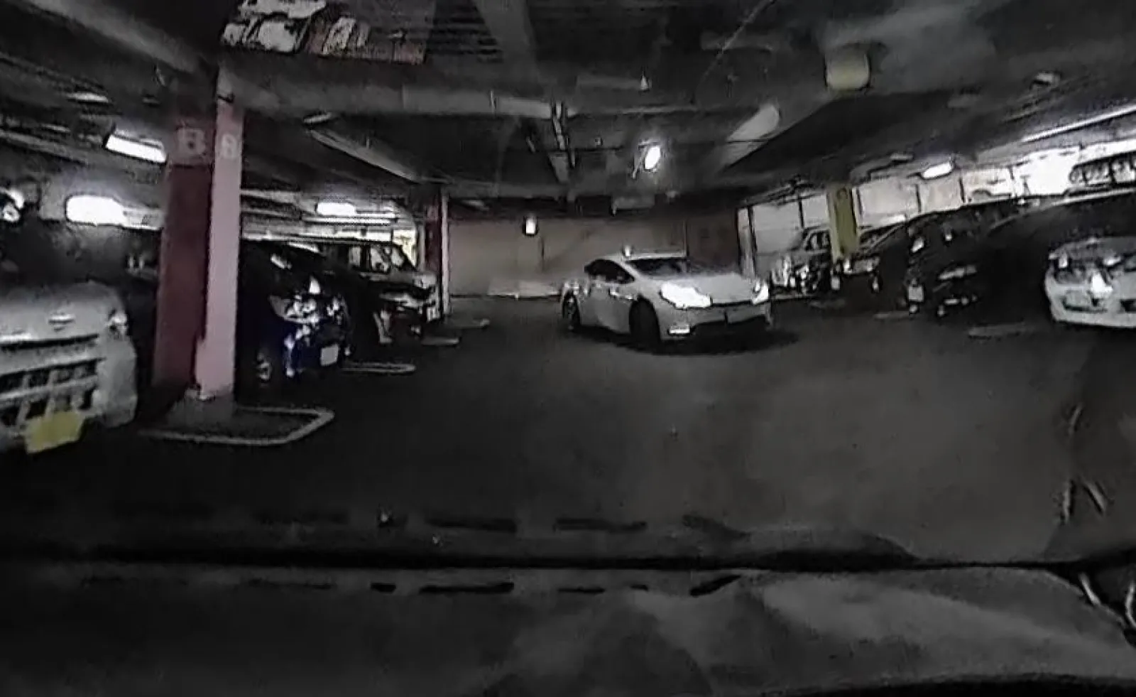 ZDR037の画像です(日中ですが立体駐車場でライト点けた方が安全かな？ってレベルの明るさです)
ご覧の通り対向車のナンバー飛んでます
ってか駐車している車両のナンバーも飛んでます