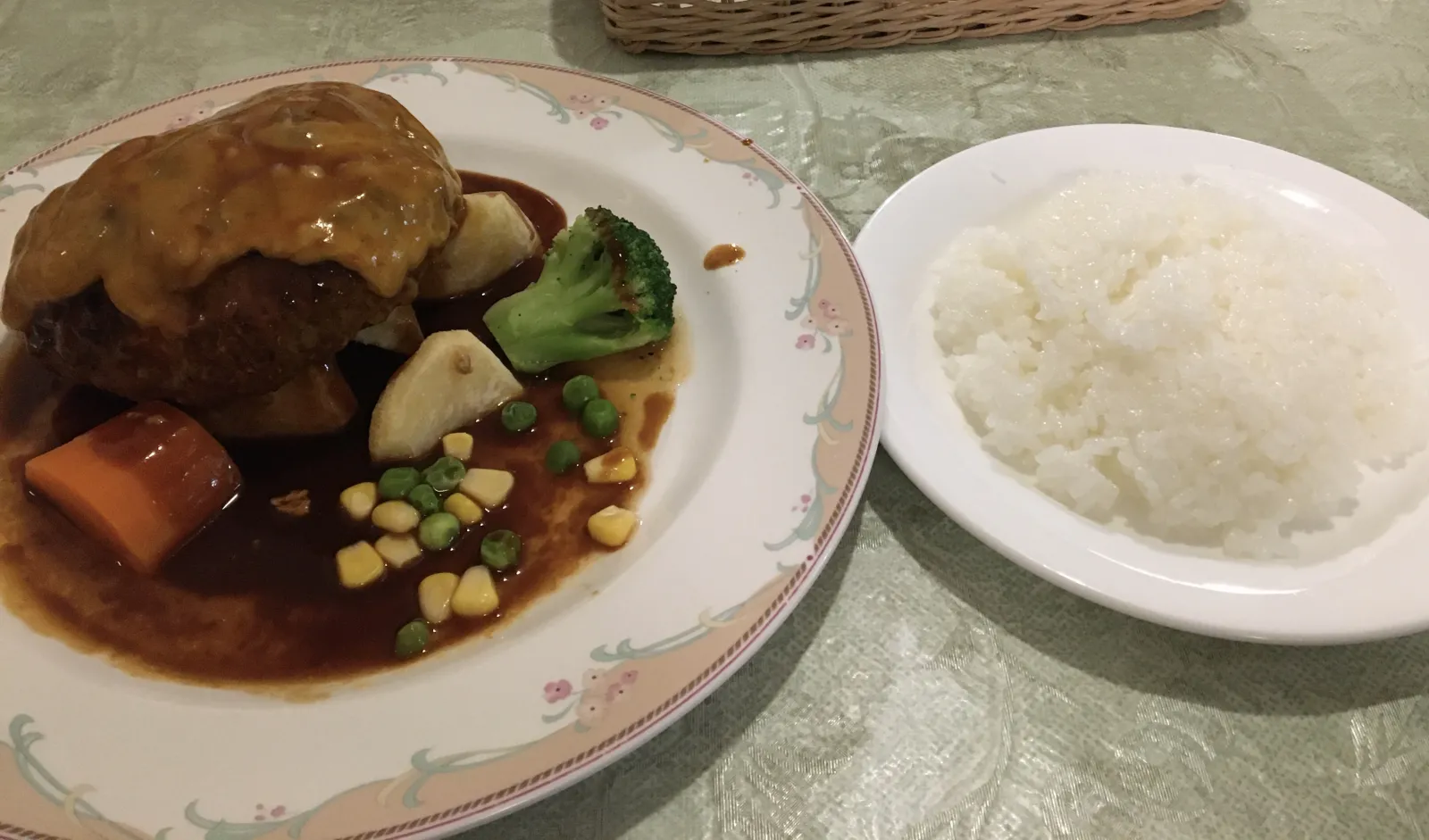そういえば先日は
バスケ富樫選手がたまに行くというお店でチーズハンバーグ。

#文化洋食ino