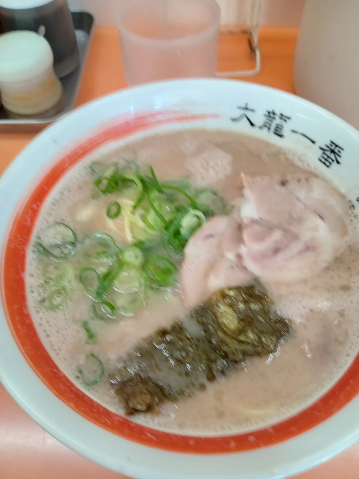 今日はいつもの皮膚科で帰るつもりが
ふらふら〜っと福岡県八女市にやってきました✌️

ラーメン🍜屋さん結構おやすみ多かったです😅
大龍一番さんのラーメンです、画像悪いですがスープ泡できとって美味かったです😁