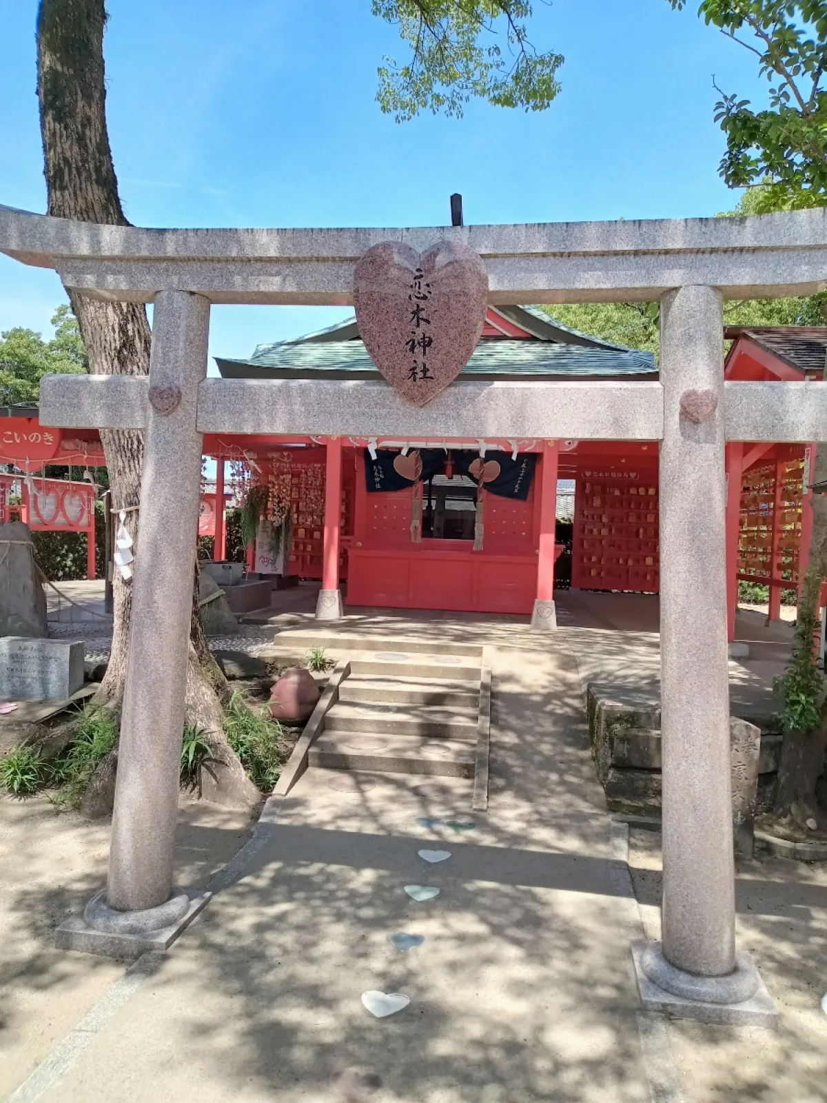 恋木だけに、ハート柄がたくさんあり
可愛い神社でした😁

カップルおらんでよかった～😁

涼しくなったら家の姫と行きます👋
