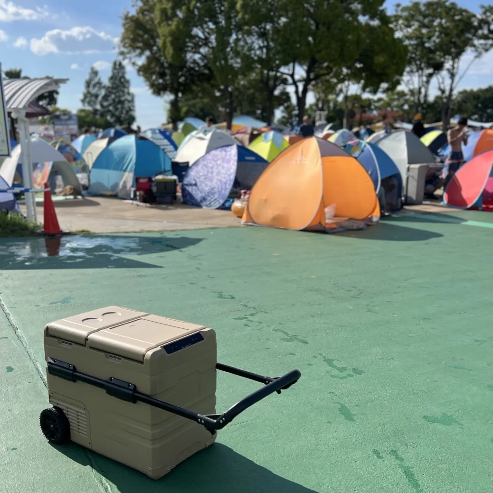 ポータブル冷蔵庫PowerArQの「ICEBERG45L」
を利用しております！
2層あるボックスで-30℃+30℃までと幅広い設定ができます！
ボックスの蓋も簡単に取り外しも出来るので互い違いの蓋が開けられます！
今回中身は
2L×2本
1L×1本
蕎麦×1個
うどん×3個
パン×3個
まだ余裕あります！

充電池は別売りですが
コンセント仕様とシガーソケット仕様と出来るので長距離運転中はずっと充電しながら使って、目的地に着いてもeco運転で8時間持ってました！

車には3列目に置き、取り出ししてくれたら最高です！
2列目めいっぱい下げれたら真ん中にも置けますね！