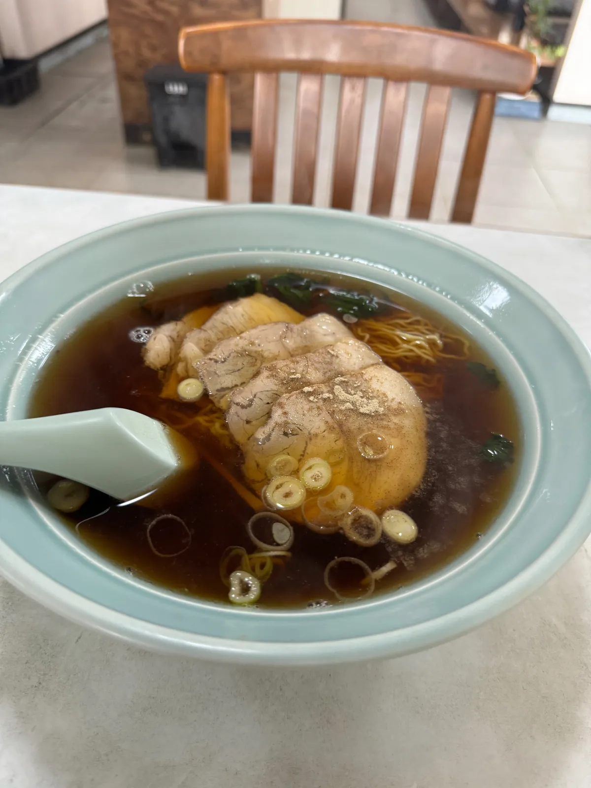 昭和の刑事ドラマの取調室で出てくる様な、昔ながらの醤油味のラーメン。太陽にほえろ!懐かしい！