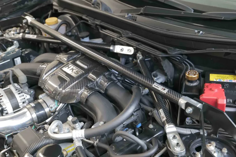 日本製高品質カーボンの技術力が産む「しなり」のアレンジで走りを変わる!?【はじめてのオートパーツ選び】カーボンブレース