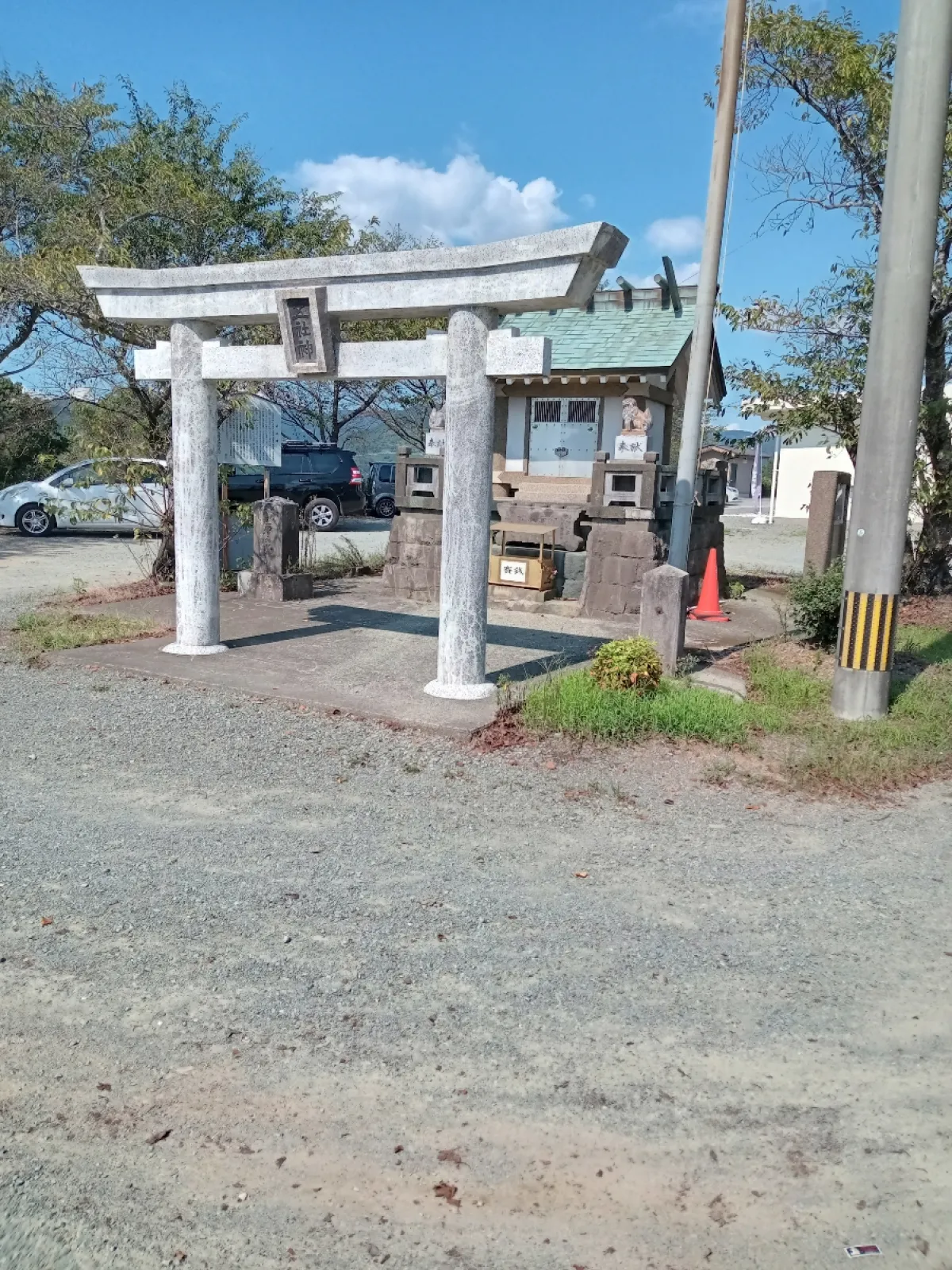 福岡県八女市の中央大茶園展望台にやって来ました。

場内はキレイに整備されていて、鳥居⛩️と神様が祀られていました。