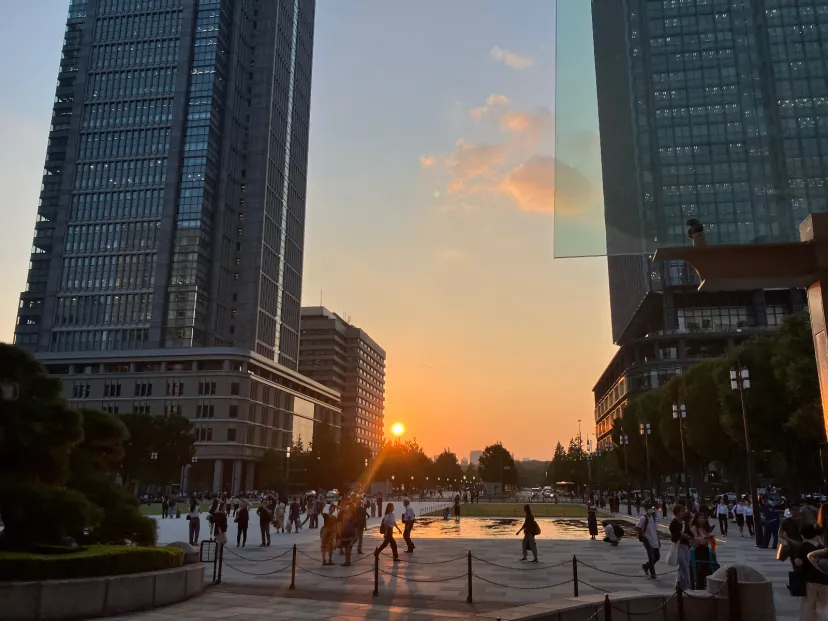 NB+ND   東京駅前の夕陽