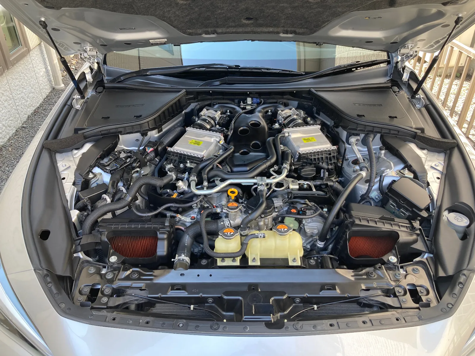 エンジンカバーを外しました。

Ｖ６ツインターボがすぐに分かります。
ターボは小径のレスポンス重視対応。
加給音がなんともいえない良さ。

これだけ詰め込まれていると、素人には
手に負えないですね。

何か交換しようものなら、外すものが多すぎ。
ロードスターに比べると、イジれるところは、
日常的に点検する範囲くらいです。