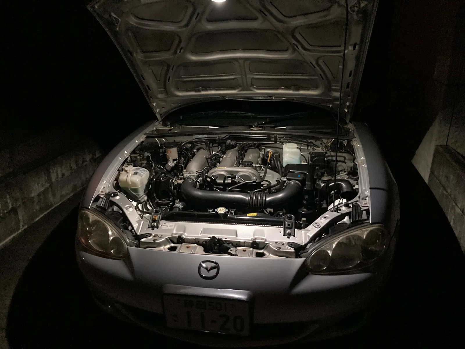 早朝、暗い中での出勤時、ヘッドライトを点灯させたら球切れしました。右側のロービーム。
そろそろ切れると予想していたので、半年前くらいに交換用のバルブを購入していました。

帰宅してから直します。
今日は帰宅するまで我慢。
