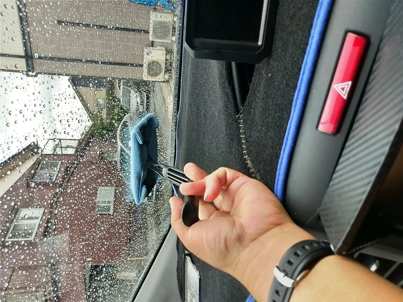 　左手を延ばせば、ほぼ助手席側も拭き上げ可能な「グリップの長さ」。