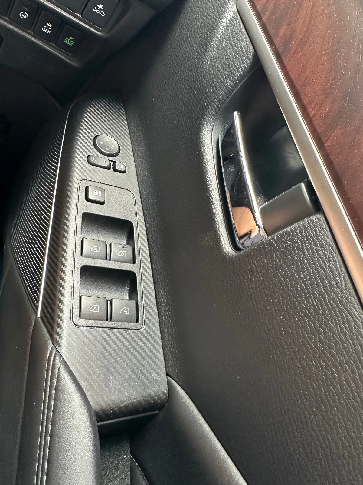 昨日から運転席のパワーウィンドウのオート機能が使えなくなりました。駐車場ですごく不便です。