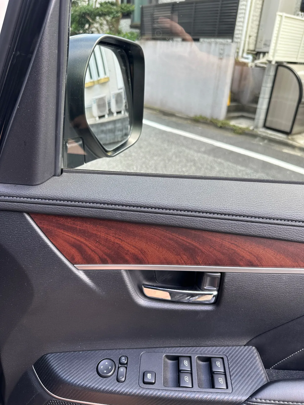 調べてみると、オート機能を初期化できるそうです。
https://faq.mitsubishi-motors.co.jp/faq/show/3406?category_id=624&site_domain=default
①窓を全開に開ける
②少しずつ窓を動かして上まで閉める
③一度ボタンから手を離す
④ボタンを2秒以上、上に上げ続ける
やってみたら、簡単に直りました👍
