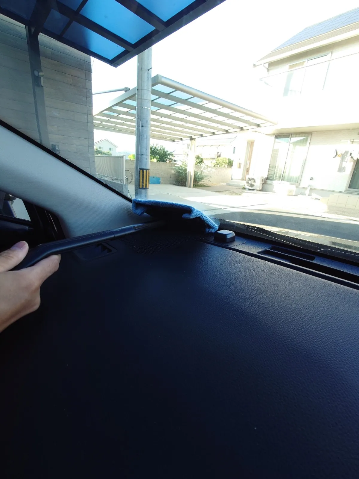 フロントガラスの一番遠くて狭いところもしっかり拭けます！
手だとなかなかめんどくさいしきれいに拭けないところですが、すごく使いやすいです。


☆５段階評価

＜デザイン＞　　☆5　コメント：コンパクトで非常に薄い

＜使いやすさ＞　☆5　コメント：ウエスを挟む部分やヒンジが薄く、狭い箇所や隅々まで入る。
ドラレコが付いていても、回り込んで拭きやすいです。

＜汚れ取り＞　　☆5　コメント：力をしっかりとかけることができて汚れを攻めやすい。

＜拭き残し＞　　☆5　コメント：力をしっかりかけられるので、拭き残しや拭きムラが出にくい。拭き残し0のパッケージは伊達じゃないです。

＜収　　納＞　　☆4　コメント：薄いのであまり場所を取らない。

＜総合評価＞　　☆5　コメント：軽量、頑丈、使いやすくて内窓拭きに申し分ないです。

#MOBILA #カーメイト #洗車 #エクスクリア #PR

@carmate_official /@mobila_carlife