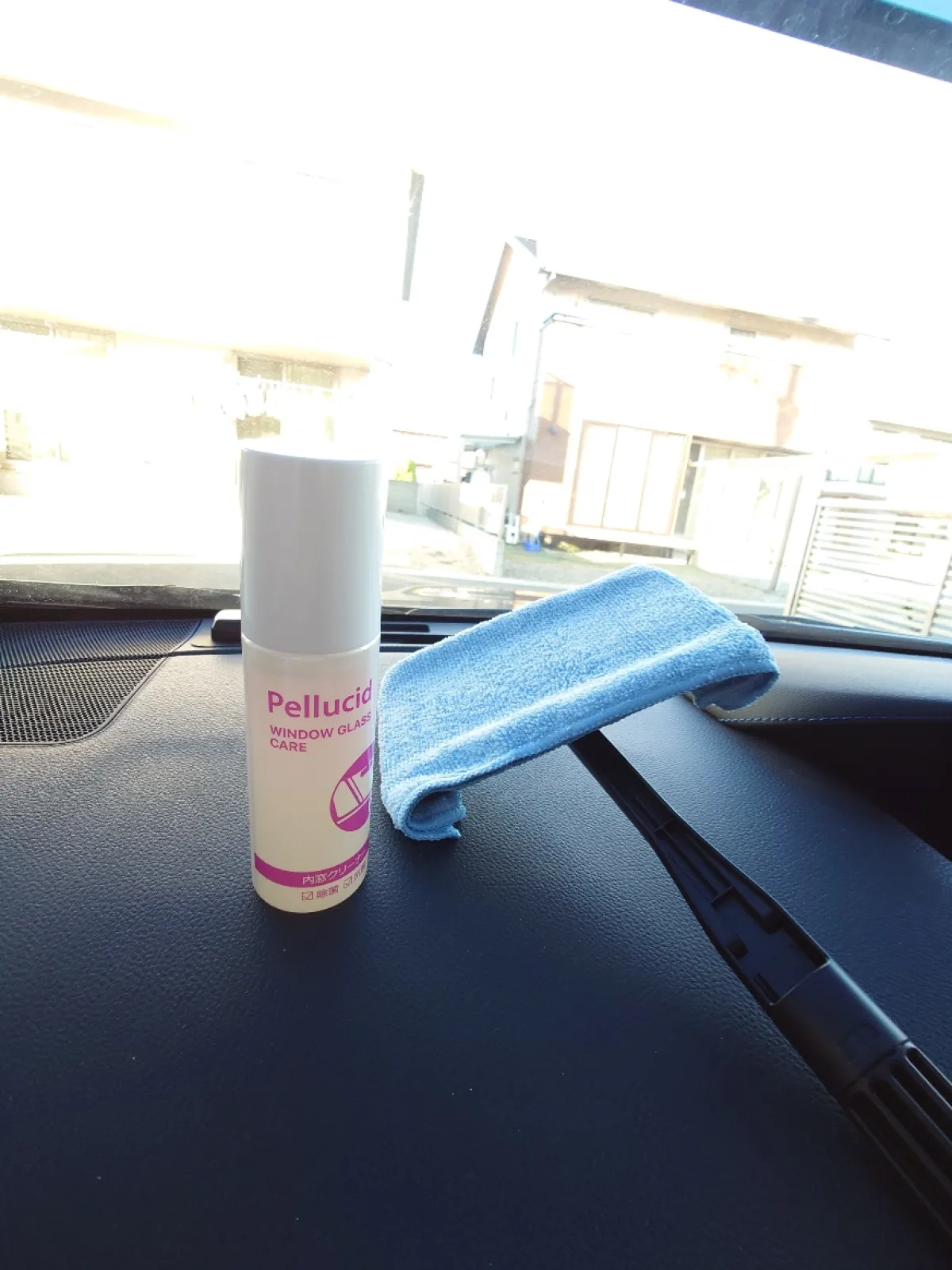 水拭きかクリーナーとのことなので家にあったペルシードのウィンドウ ガラス ケアを使いました。