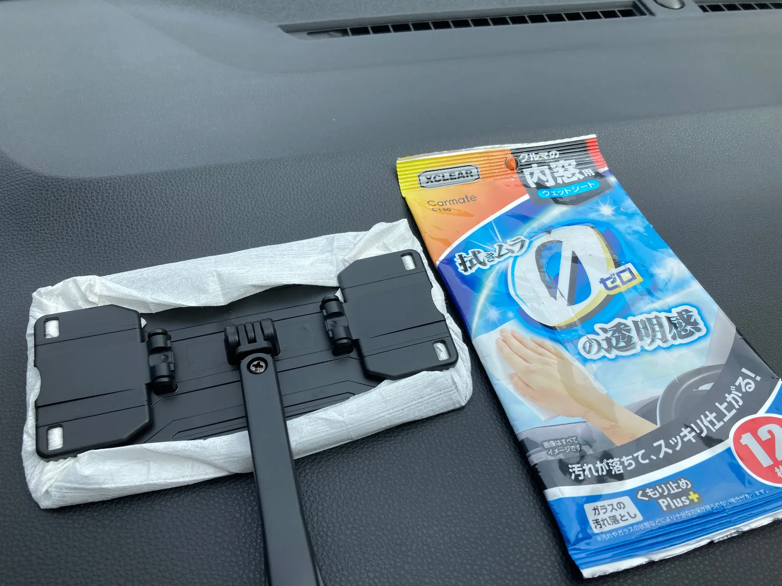 付属品のクロス以外に「カーメイト　車の内窓用ウェットシート」を使用してみました。
シートが薄手なので、しっかりロックでき、
問題なく使用可能でした。
汚れ落とし具合も良いかと思います。