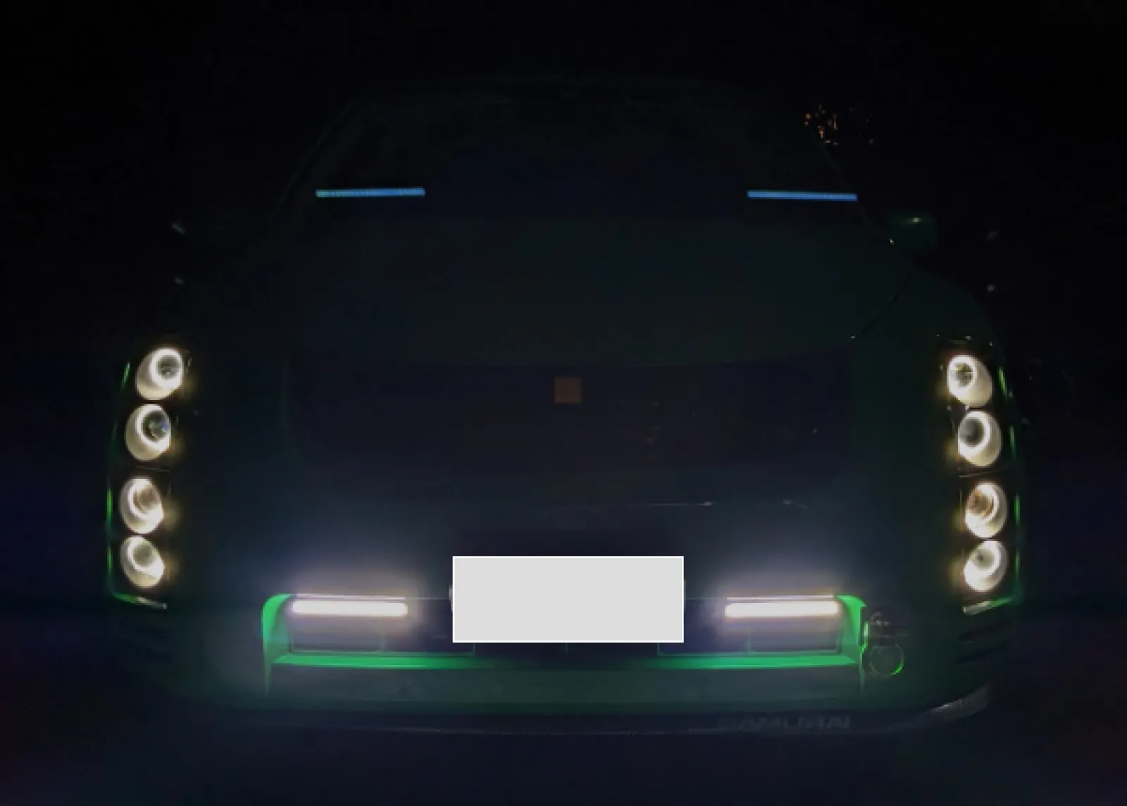 ちょっとわかりづらいんですが、こんな感じ😅

そこまで明るくはないので（下のLEDデイライト参照、こっちは明るい）、
ヘッドライトやスモールをつけると全然わからなくなるんですが、
それでも日中もついてるので、かなりヘンな車に見られてるでしょう😇