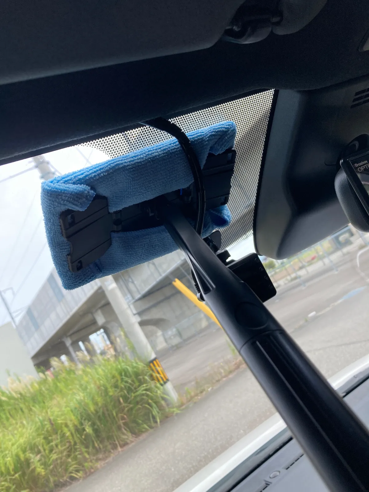 シーソージョイント効果で思い通りに拭き取れます。
ドライブレコーダー周りも拭き取り可能です。
