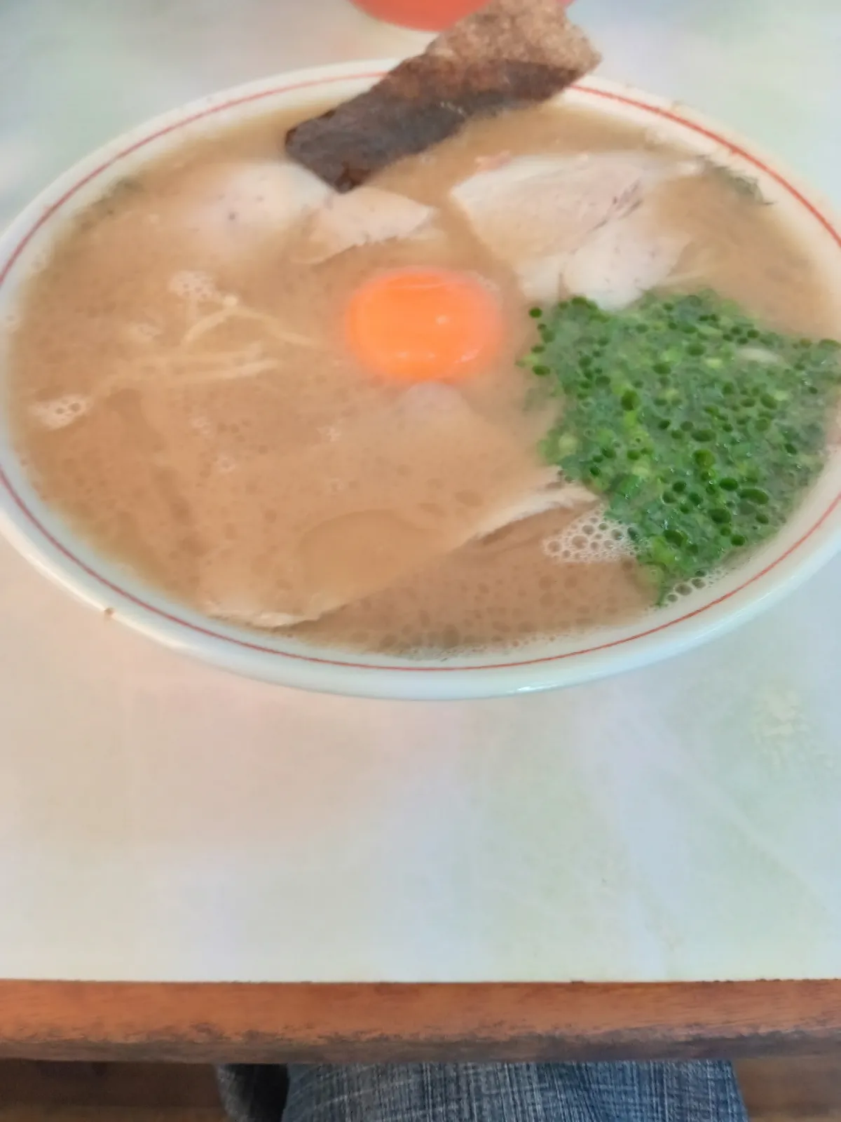 同じ唐津市にある、竜里さんのラーメン生卵トッピング、月見ラーメンです😁
卵が濃厚で麺に絡ませたり、スープに絡ませたり超美味しかったです😁